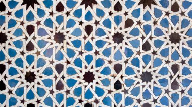 Azulejos olarak bilinen Mağripli fayanslar, Endülüs İslami mimarisinin popüler özelliği tekrar eden geometrik yıldız ve çokgen desenli mavi, beyaz ve kahverengi, Mudejar Sanat, Seville, İspanya