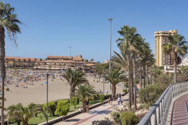 Playa las Vistas, Tenerife, Kanarya Adaları, İspanya - 1 Kasım 2023: Güneşli bir yaz günü, adanın güneyindeki popüler plaja doğru her yıl binlerce turist tarafından ziyaret edilir.