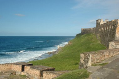 Tarihi Castillo San Felipe del Morro manzarası, genellikle El Morro olarak bilinir, 16. yüzyıl İspanyol kalesi San Juan, Porto Riko 'nun kuzeybatısındaki UNESCO Dünya Mirası' nda yer almaktadır.