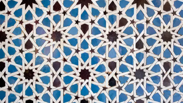 Azulejos olarak bilinen Mağripli fayanslar, Endülüs İslami mimarisinin popüler özelliği tekrar eden geometrik yıldız ve çokgen desenli mavi, beyaz ve kahverengi, Mudejar Sanat, Seville, İspanya
