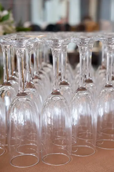 Kahverengi bir kumaşa düzgünce yerleştirilmiş bir sürü baş aşağı şampanya kadehi. Genellikle düğünlerde, resepsiyonlarda ya da lüks etkinliklerde köpüklü şarap servis etmek için kullanılan zarif, dar saplı bardaklar.