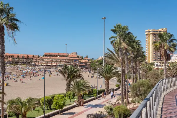 Playa las Vistas, Tenerife, Kanarya Adaları, İspanya - 1 Kasım 2023: Güneşli bir yaz günü, adanın güneyindeki popüler plaja doğru her yıl binlerce turist tarafından ziyaret edilir.