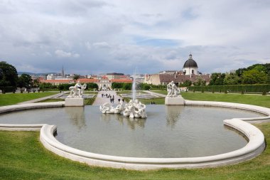 Belvedere Sarayı, Viyana, Avusturya - 17 Mayıs 2025: Kraliyet konutunun bahçeleri ve toprakları, şehrin zarif barok peyzajı, süs çeşmeleri ve heykelleri ile imparatorluk mirasının bir parçası.
