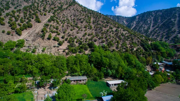 阿富汗边境附近兴都库什山脉一个村庄的空中景观 — 图库照片