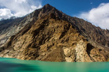 Katil Attabad gölünün yemyeşil suları Karakoram otoyolunun yanında. 