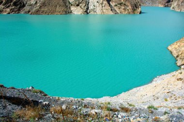 Karakoram dağlarındaki Attabad gölünde zümrüt yeşili su. 