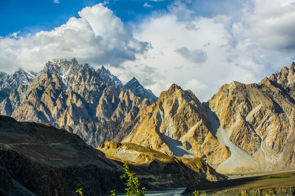 Величественный вид на конус Пассу и ледник в горах Каракорума