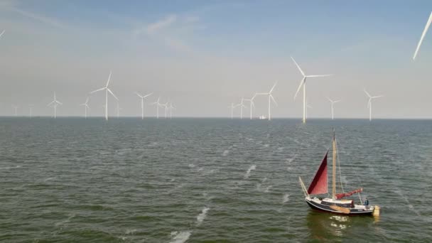 Вид Воздуха Историческое Плоскодонное Парусное Судно Вблизи Оффшорной Ветроэлектростанции Нидерландах — стоковое видео
