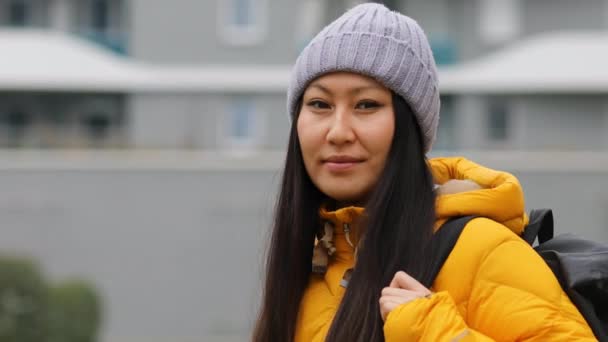 Улыбающаяся Женщина Вязаной Шляпе Желтой Куртке — стоковое видео
