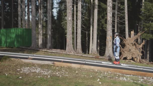 在气候变化中 人们乘坐滑雪板自动扶梯 — 图库视频影像