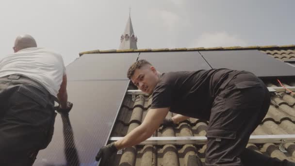 Technici Montují Solární Fotovoltaické Panely Střechu Domu — Stock video