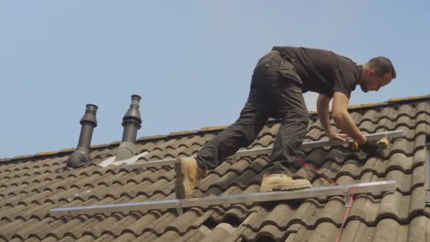 Technik Montujący Stojaki Panele Słoneczne Dachu — Wideo stockowe