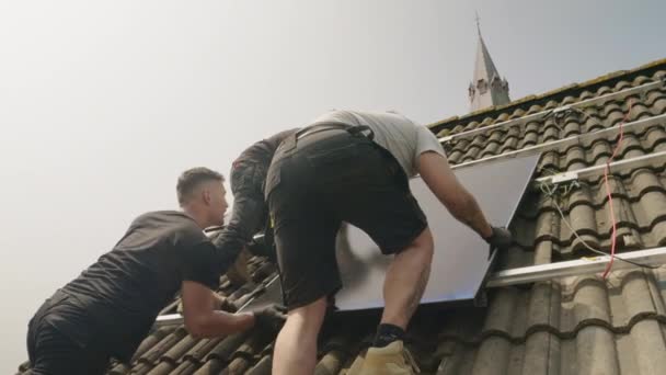 Technicy Montujący Panele Fotowoltaiczne Dachu Domu — Wideo stockowe