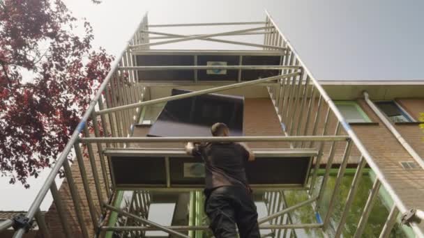 Technici Montují Solární Fotovoltaické Panely Střechu Domu — Stock video