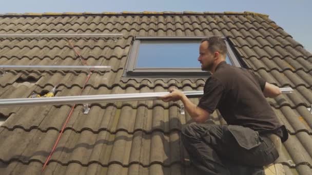 Technicy Instalujący Stojaki Panele Słoneczne Dachu — Wideo stockowe