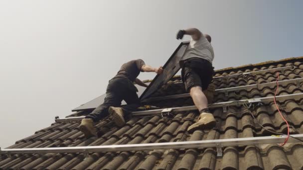 Technicy Montujący Panele Fotowoltaiczne Dachu Domu — Wideo stockowe