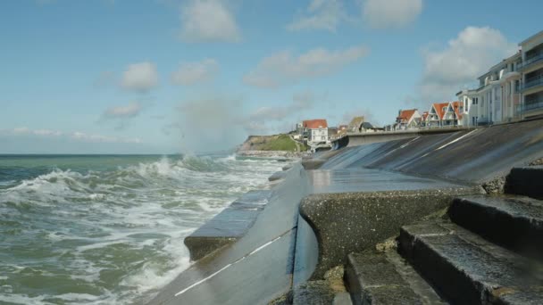 町の防壁に衝突する海の波 — ストック動画