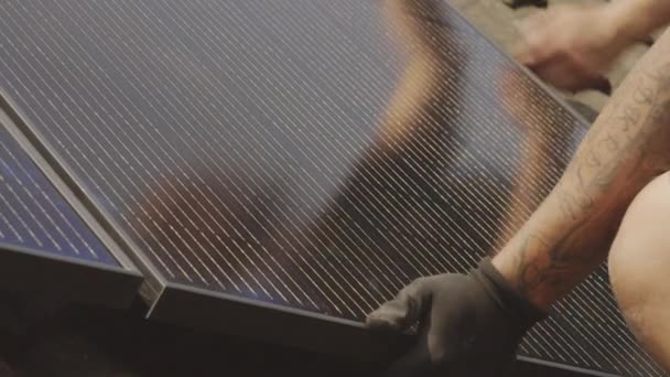 Técnico Instalando Panel Solar Fotovoltaico Techo — Vídeo de stock