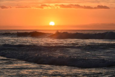 Sahilde gün batımı