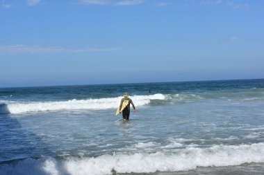 Pasifik Okyanusu 'nda sörf yapan adam Pasifik Sahili, San Diego