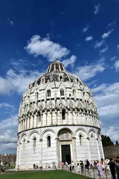 Özellikle de battistero Pisa 'nın.