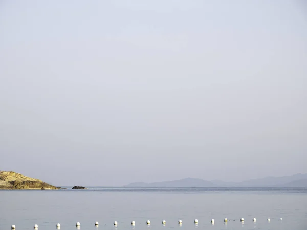 Prachtige Ochtend Strand Heldere Hemel Zee Met Boeien Rij Voor Stockafbeelding