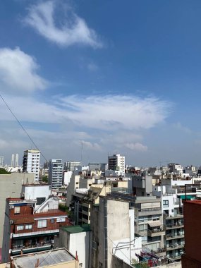 Güneşli bir yaz gününde Arjantin şehir merkezi Buenos Aires 'in güzel gökyüzü manzarası. Gökdelen ofis mimarisi, eski binalar ve şehir daireleri.