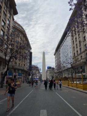 Obelisk (El Obelisco), Arjantin 'in Buenos Aires şehrinin en tanınmış simgesidir.