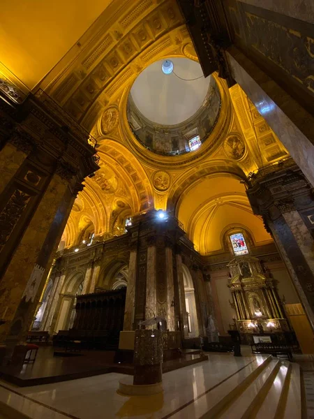 부에노스아이레스 대성당은 가톨릭 교회로 부에노스아이레스 아르헨티나의 플라자데마요 명소이다 — 스톡 사진