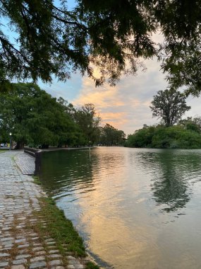Güneşli bir günde göl, Buenos Aires 'te büyük bir halk parkı, Arjantin. 