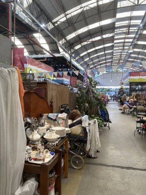 Defensa Caddesi 'ndeki San Telmo Mercado de Pulgas (Bit Pazarı) manzarası. Buenos Aires Icon, Arjantin.