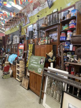 Defensa Caddesi 'ndeki San Telmo Mercado de Pulgas (Bit Pazarı) manzarası. Buenos Aires Icon, Arjantin.