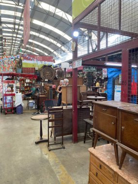 Defensa Caddesi 'ndeki San Telmo Mercado de Pulgas (Bit Pazarı) manzarası. Buenos Aires Icon, Arjantin.