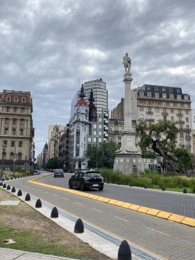 Buenos Aires 'in merkez caddeleri. Binaların mimarisiydi. Sokak hayatı, şehir konsepti.