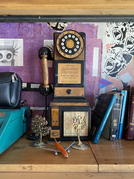 Buenos Aires, Arjantin: Kafenin içi rahattır. Sanatın, edebiyatın ve dekoratif unsurların bir karışımını içeren özenle düzenlenmiş bir köşe kaplaması.