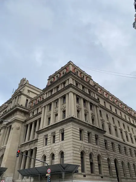 Buenos Aires, Arjantin 'de güzel mimarisi olan bir bina. Eklektik stil mimarisi ve hareketli şehir hayatıyla tanınır..