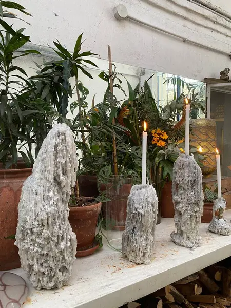 Beyaz mumlu boş şarap şişeleri. Mum damlayan romantik masa - eski dünya natürmortu.