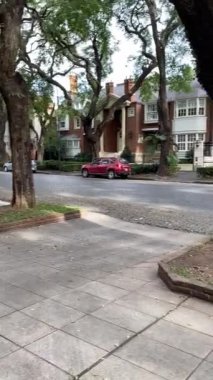 Buenos Aires, Arjantin 'de güzel mimarisi olan bir bina ve araba. Eklektik stil mimarisi ve hareketli şehir hayatıyla tanınır..