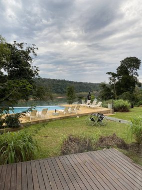 Arjantin, Iguazu 'daki üç ülkenin sınırı. Güzel manzaralı ve yüzme havuzlu bir orman oteli..