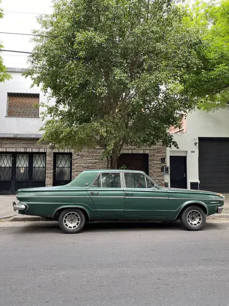 Amerikan yeşil renkli Chevrolet Impala park etmiş. Klasik bir Amerikan arabasının ayrıntıları