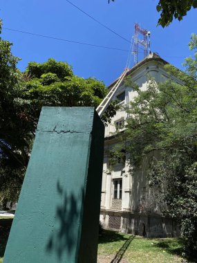 Çatısı büyük bir anteni olan eski bir bina, La Plata, Buenos Aires bölgesi, Arjantin