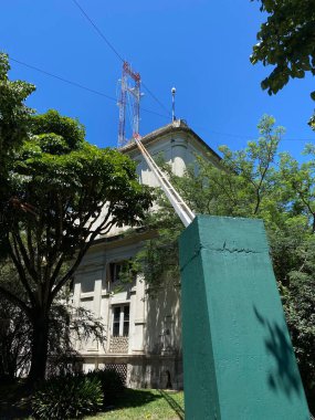 Çatısı büyük bir anteni olan eski bir bina, La Plata, Buenos Aires bölgesi, Arjantin