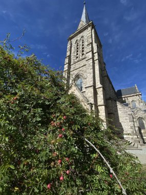 Bariloche güzel şehir manzarası ve Patagonya mimarisi Arjantin. Nahuel Huapi Gölü 'nün güney kıyısında And Dağları eteklerinde yer alan bir şehirdir.