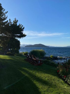 Arjantin 'in Bariloche, Patagonya bölgesi, güzellik gölü ve dağ manzaraları.
