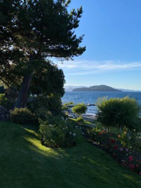 Arjantin 'in Bariloche, Patagonya bölgesi, güzellik gölü ve dağ manzaraları.