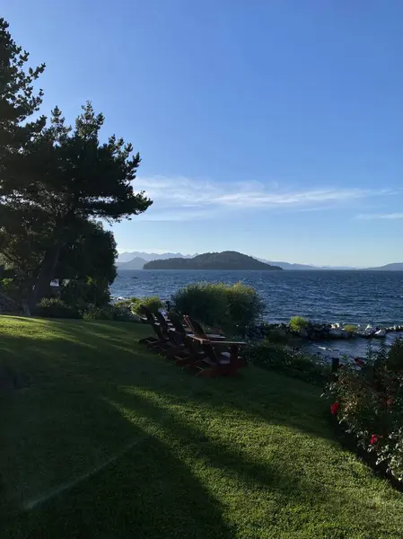 Arjantin 'in Bariloche, Patagonya bölgesi, güzellik gölü ve dağ manzaraları.