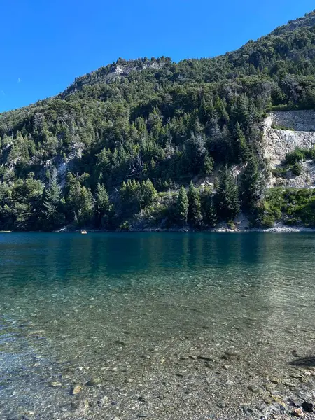 Arjantin 'in Bariloche, Patagonya bölgesi, güzellik gölü ve dağ manzaraları.