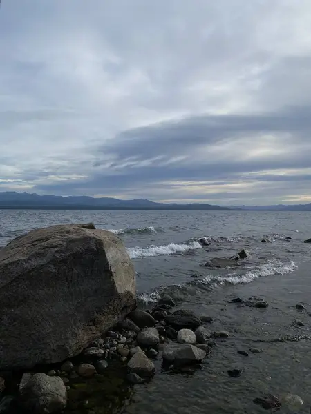 Arjantin 'in Bariloche, Patagonya bölgesi, güzellik gölü ve dağ manzaraları.