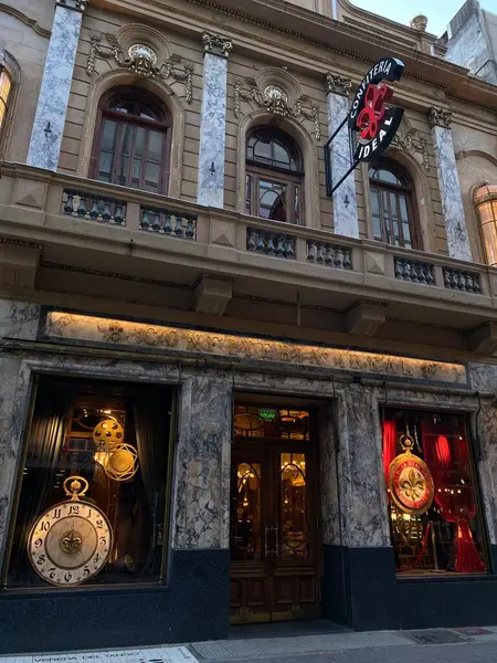 Buenos Aires, Arjantin 'de güzel mimarisi olan bir bina. Eklektik stil mimarisi ve hareketli şehir hayatıyla tanınır..