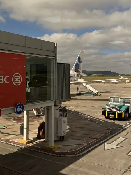 Arjantin 'deki havaalanı manzarası. Salta Havaalanı 'nda bir uçak yolcu terminalinin penceresinden görülebilir.